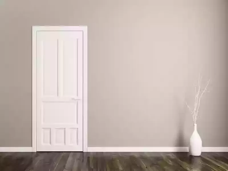 białe drzwi wewnątrz domu